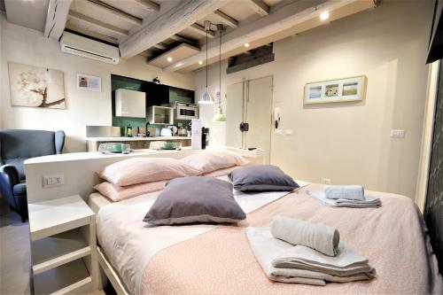 Studio Apartment image 6
