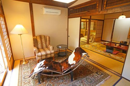 room detail thumbnail 1