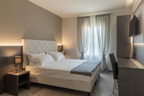 1 queen bed, 1 sofa bed