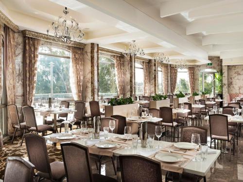 Restaurant, Swan River Hotel in Perth