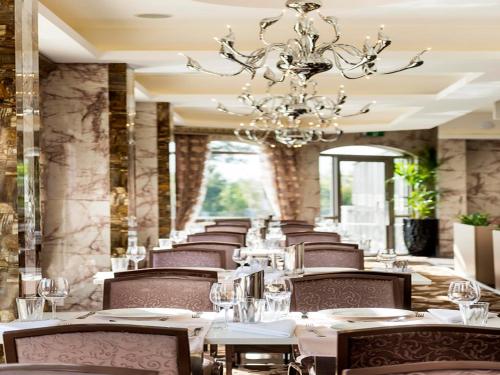 Restaurant, Swan River Hotel in Perth