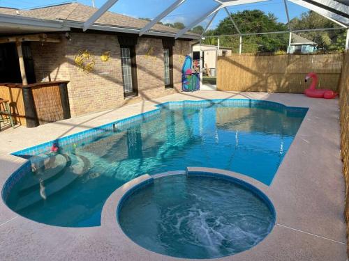 Oasis home 3/2 pool, spa, fire pit & more!
