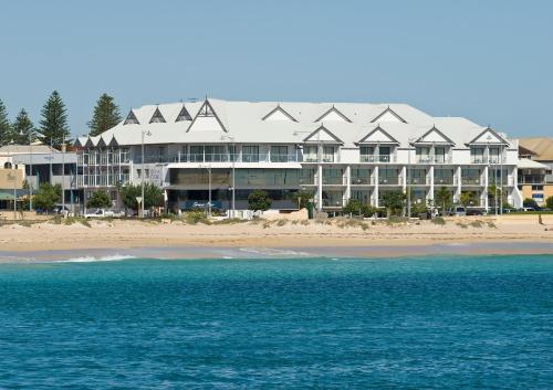 . Ocean Centre Hotel