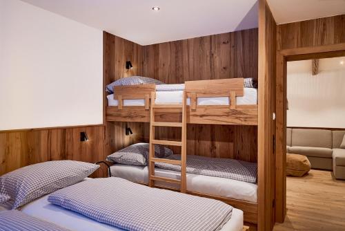2 double beds, 1 twin bed, 1 bunk bed