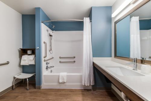 Bathroom, WoodSpring Suites Tampa Airport North Veterans Expressway in Egypt Lake - Leto