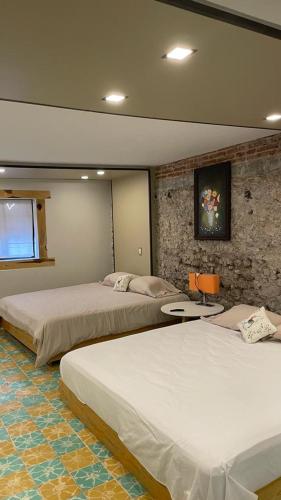 2 queen beds
