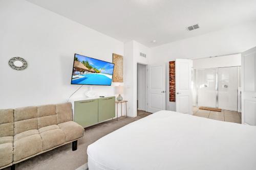 6BR Luxury Resort Home - Private Pool Hot Tub and Games! - image 12