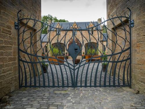 Stunning Edinburgh 1820s stables converted studio, Edinburgh (photo 7)