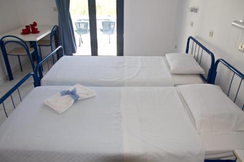 3 twin beds
