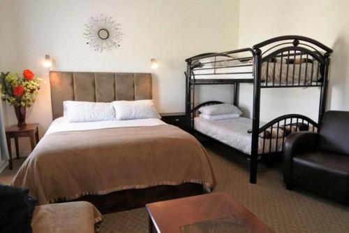 1 queen bed, 1 bunk bed