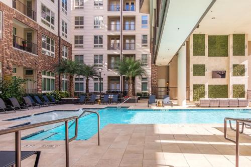 Modern and Walkable Studio Apts by Frontdesk - image 7