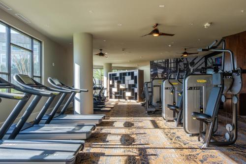Modern and Walkable Studio Apts by Frontdesk - main image