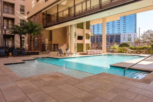 Modern and Walkable Studio Apts by Frontdesk - image 10