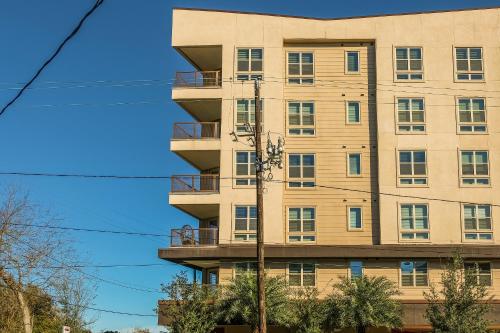 Modern and Walkable Studio Apts by Frontdesk - image 12