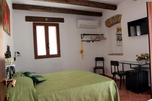 Deluxe Double Room with Balcony image 2