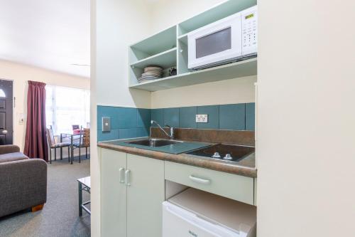 Kitchen, ASURE PRINCE motor lodge in Taupo