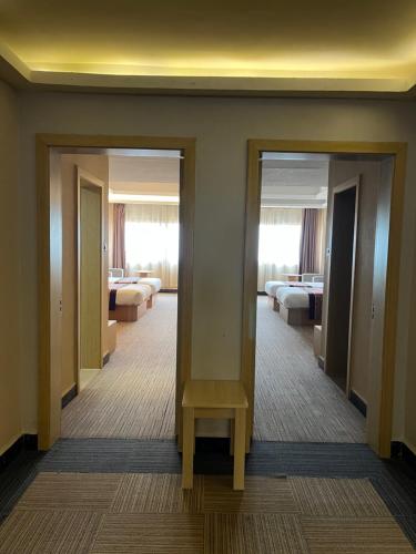 Superior Twin Room image 6
