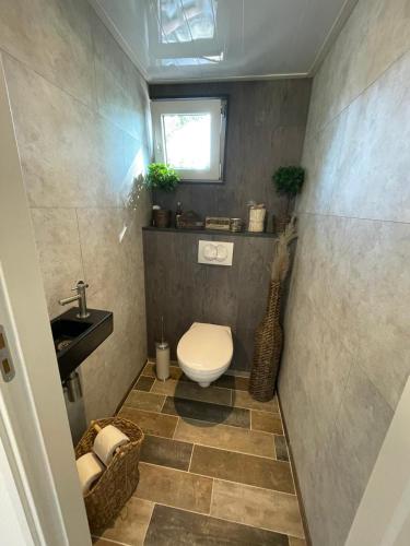 ห้องน้ำ, Casa 2234 op camping de Schatberg in เซเวนุม