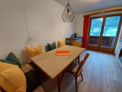 設施, Haus Monika und Haus Claudia in 邁爾霍芬