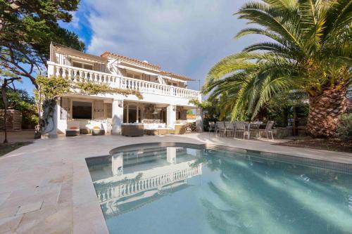 Haven of peace in Cap d'Antibes heated swimming pool close to the beaches