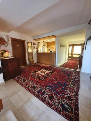 大堂, Haus Monika und Haus Claudia in 邁爾霍芬