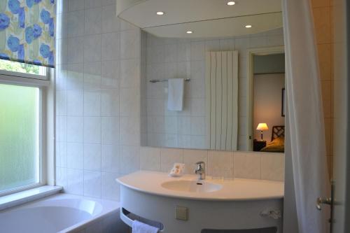 Bathroom, Landgoed Hotel & Restaurant Carelshaven in Delden