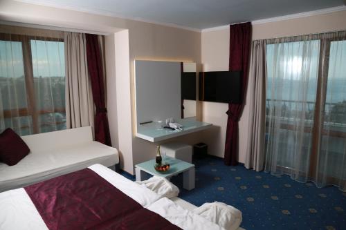 Perla Royal Hotel Perla Royal Hotel is conveniently located in the popular Primorsko area. The hotel offers guests a range of services and amenities designed to provide comfort and convenience. 24-hour front desk, airp