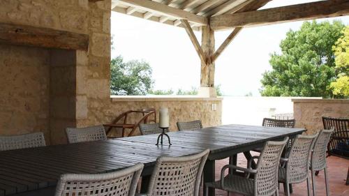 Stunning 5-Bed House with heated swimming pool gîte à louer Golf Fleurance Lassalle