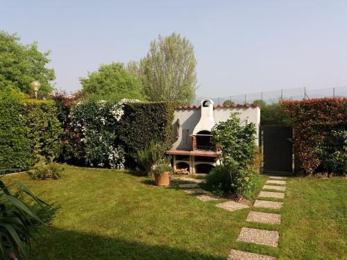 CASETTA MIRAVIGNA cozy flat with garden in Franciacorta & Iseo Lake