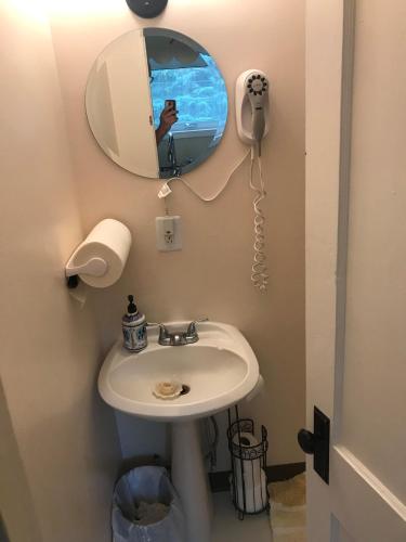 Bathroom, Billie's Backpackers Hostel in College (AK)