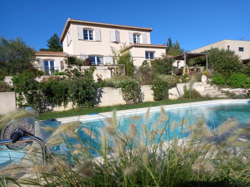 MAGNIFIQUE VILLA AVEC PISCINE PROCHE D'AVIGNON gîte à louer Pujaut