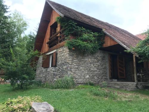. Pace in Kuvaszó-Casă la cheie