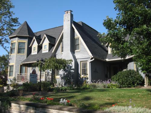 Riverside Gables Bed and Breakfast – Berea, OH