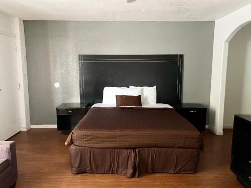 1 king bed, 1 sofa bed
