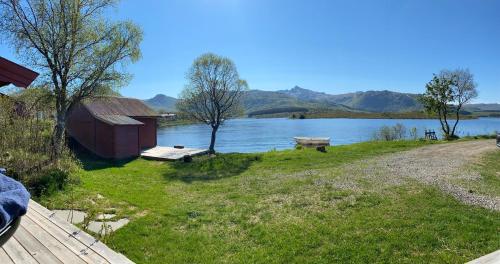 Waterfront mountain view cabin Lofoten