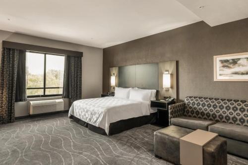 King Suite - Up to 3 Guests