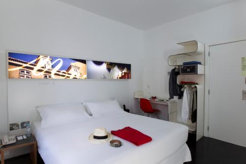 Standard Double Room image 4