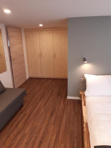 1 queen bed, 1 sofa bed