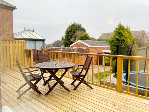 Highstone 4 Bedrooms Home 7 Beds With Parking and Garden in Barnsley