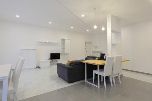 Maison Mira
