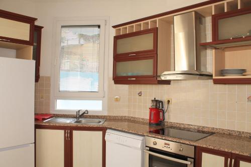 Poolside Detached Villa - 4 Floor - 6 Bedroom - Sea View - Shared Communal Pool - Ladies Beach