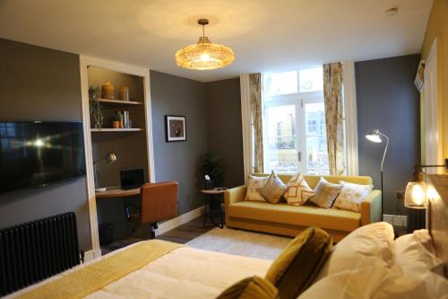 no 12 - Stunning Self Check-in Apartments in Worcester Centre 2