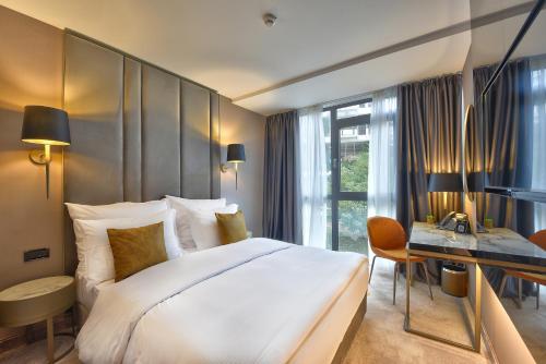 Standard Double Room image 5