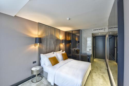 Standard Double Room image 6