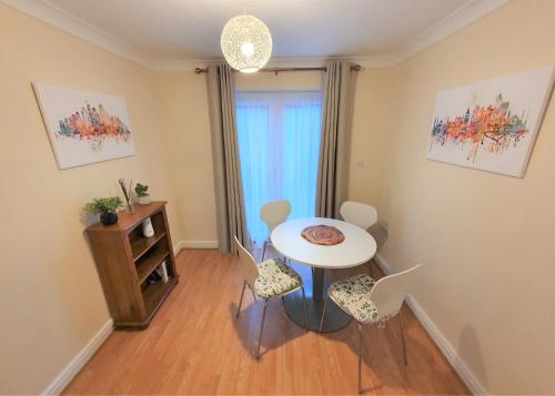 Friars Walk 2 with 2 bedrooms, 2 bathrooms, fast Wi-Fi and private parking