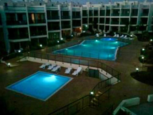 Apartamento con vistas al mar y piscina comunitaria. Zona los lagos