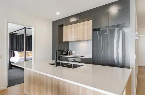 Central 2 Bed Apartment With Pool, Walking Distance To Beach