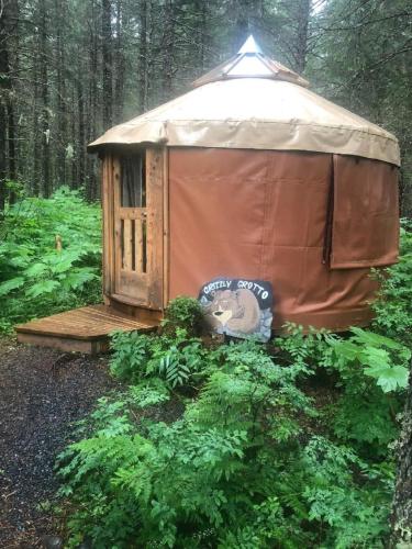  Queen Yurt-Grizzly Grotto with Shared Bathroom