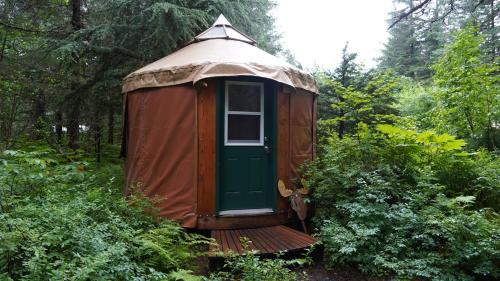 Yurt - Two Single Beds with Shared Bathroom