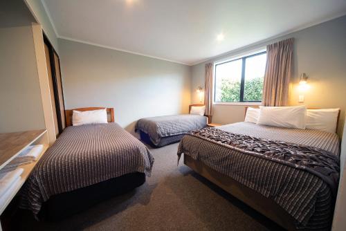 1 queen bed, 1 double bed, 5 twin beds